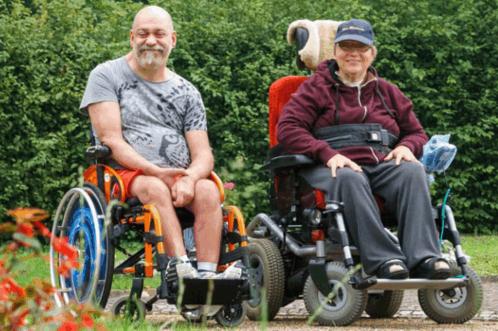 Foto von zwei Rollstuhlfahrern im Park