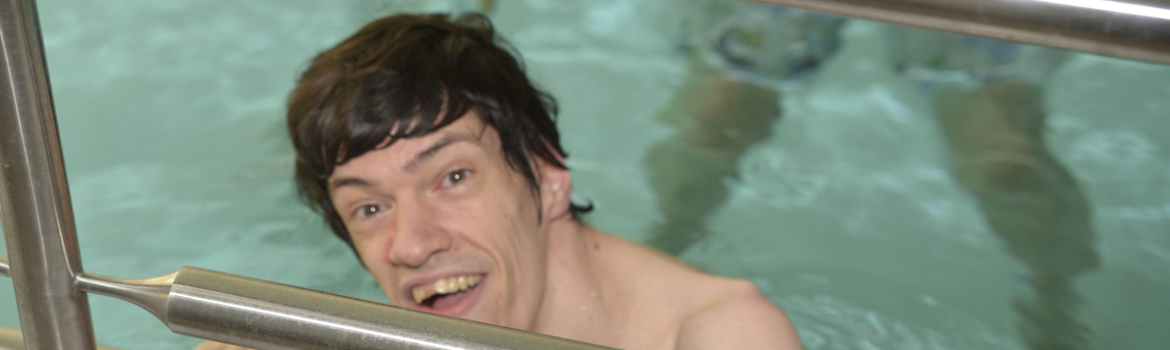 Foto von einem Mann mit Einschränkung im Schwimmbecken