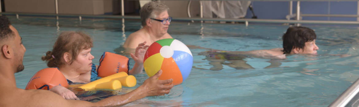 Foto beim Schwimmen mehrerer Menschen im Schwimmbecken