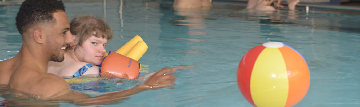 Foto beim Schwimmen im Wasser der Badeanstalt